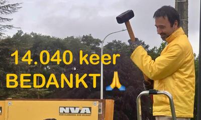 Koen Daniëls die een verkiezingsbord zet