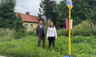 Koen Daniëls en Lauren Van Guyse bij tijdelijke bushalte