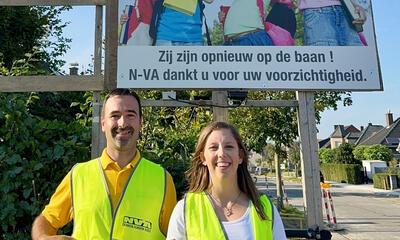 Koen Daniëls en Lauren Van Guyse bij het bord "veilig naar school"