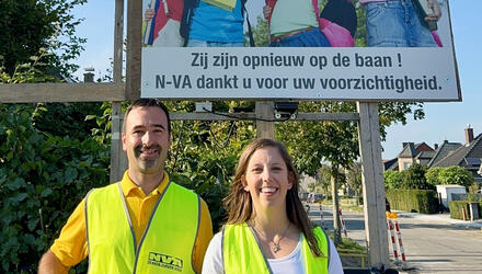 Koen Daniëls en Lauren Van Guyse bij het bord "veilig naar school"